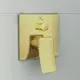 Wandmontierte Armatur in gebürstetem Gold mit zwei Bedienelementen, hergestellt von Ideal Standard, auf glatter Wand.